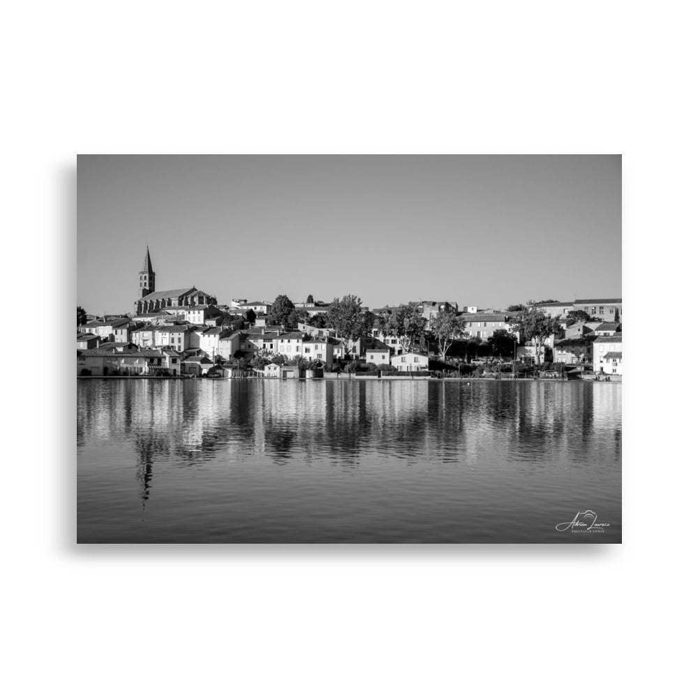 Photographie noir et blanc 'Pas de vague à Gatteville' d'Adrien Louraco, illustrant le paysage paisible du canal du midi à Castelnaudary, avec une ambiance mélancolique et intemporelle.