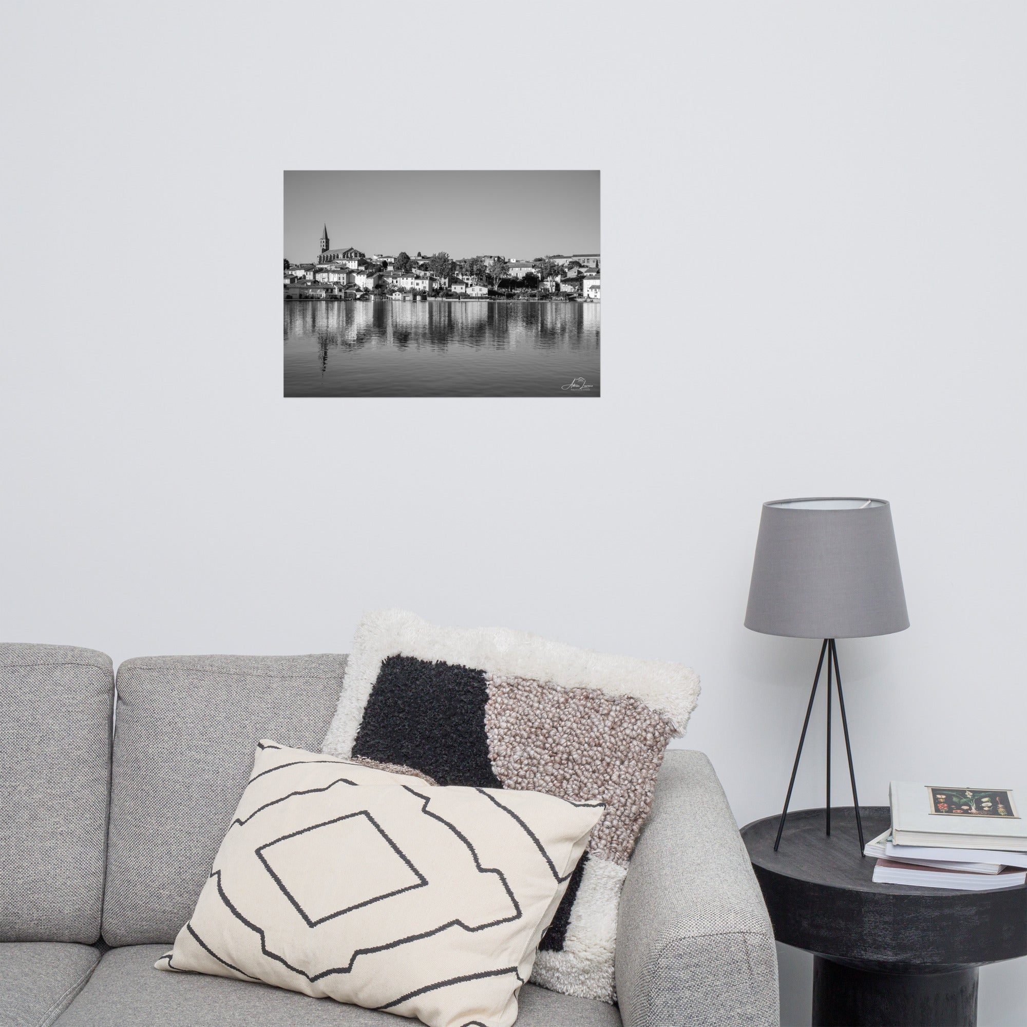 Photographie noir et blanc 'Pas de vague à Gatteville' d'Adrien Louraco, illustrant le paysage paisible du canal du midi à Castelnaudary, avec une ambiance mélancolique et intemporelle.