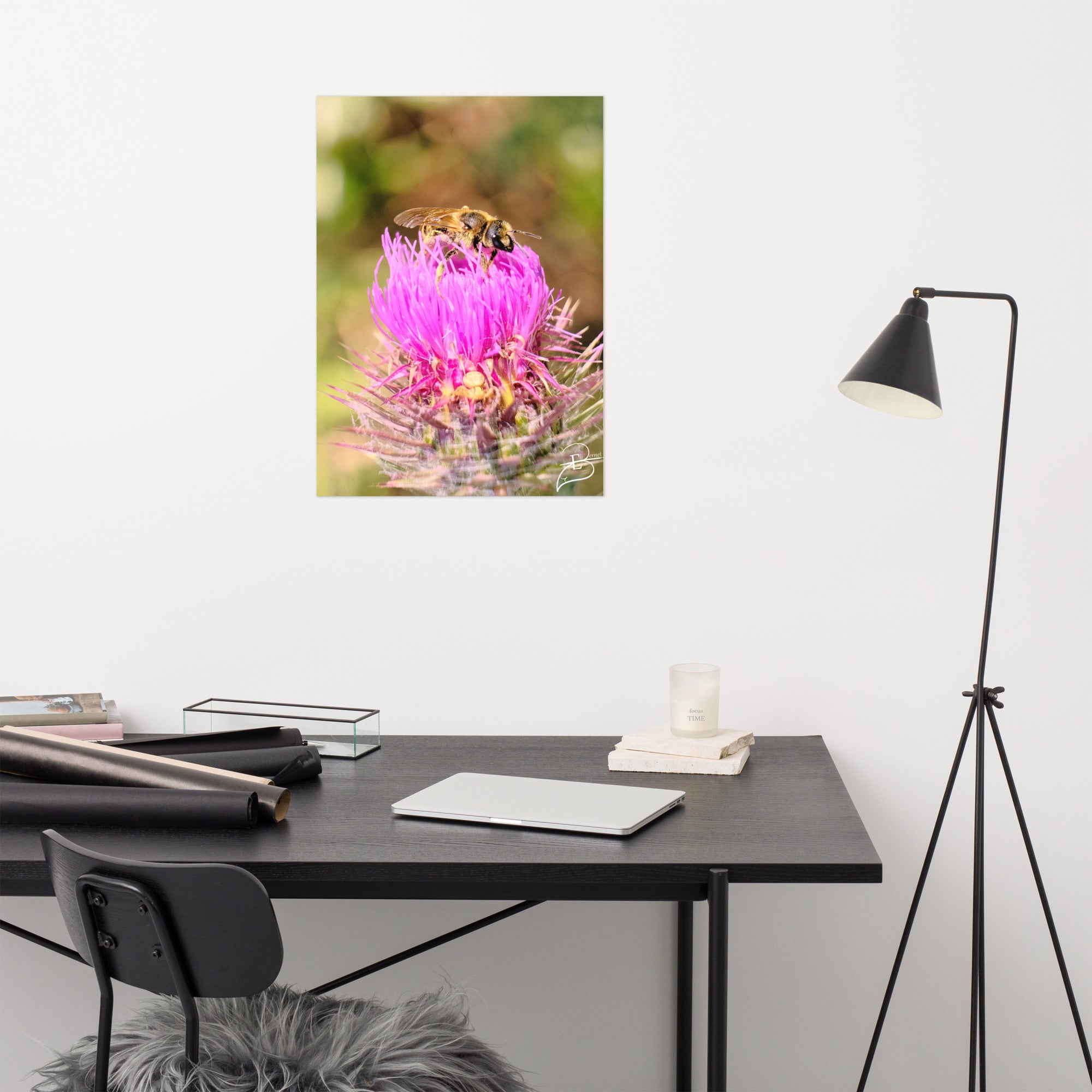 Photographie détaillée d'une abeille collectant du pollen sur une fleur de chardon marie, mettant en évidence la complexité de la nature, œuvre d'Eli Bernet.