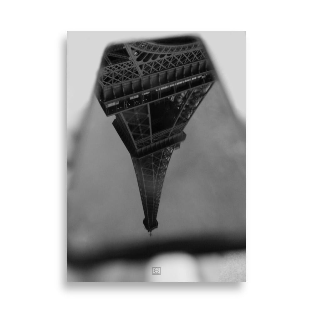 Photographie "Le miroir" par Hadrien Geraci, reflet de la Tour Eiffel dans une flaque d'eau