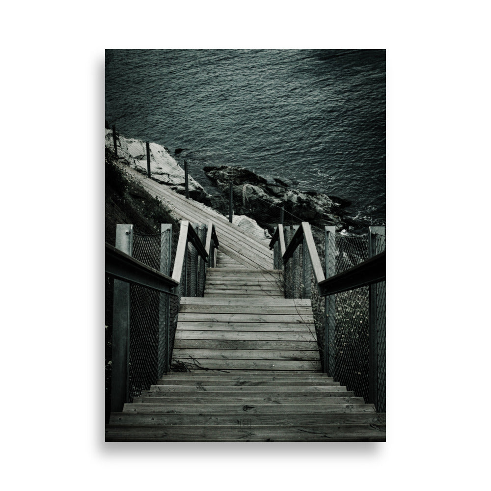 Photographie "Les escaliers côté mer" par Hadrien Geraci, vue plongeante des escaliers vers l'océan en noir et blanc