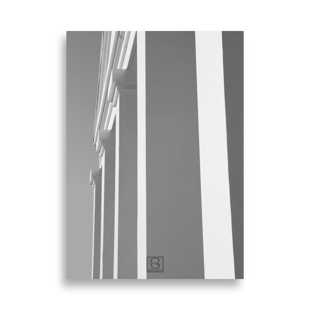 Photographie noir et blanc 'Ombres et Lumières' montrant le jeu de contraste entre zones sombres et zones éclairées dans une scène architecturale.
