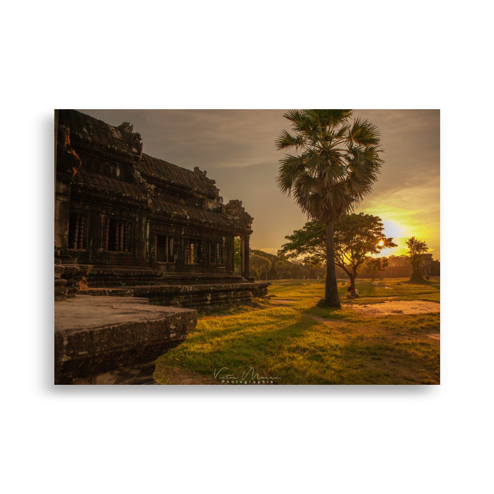 Poster 'Sunrise in Angkor Wat' illustrant un coucher de soleil majestueux dans le temple historique, photographié par Victor Marre.