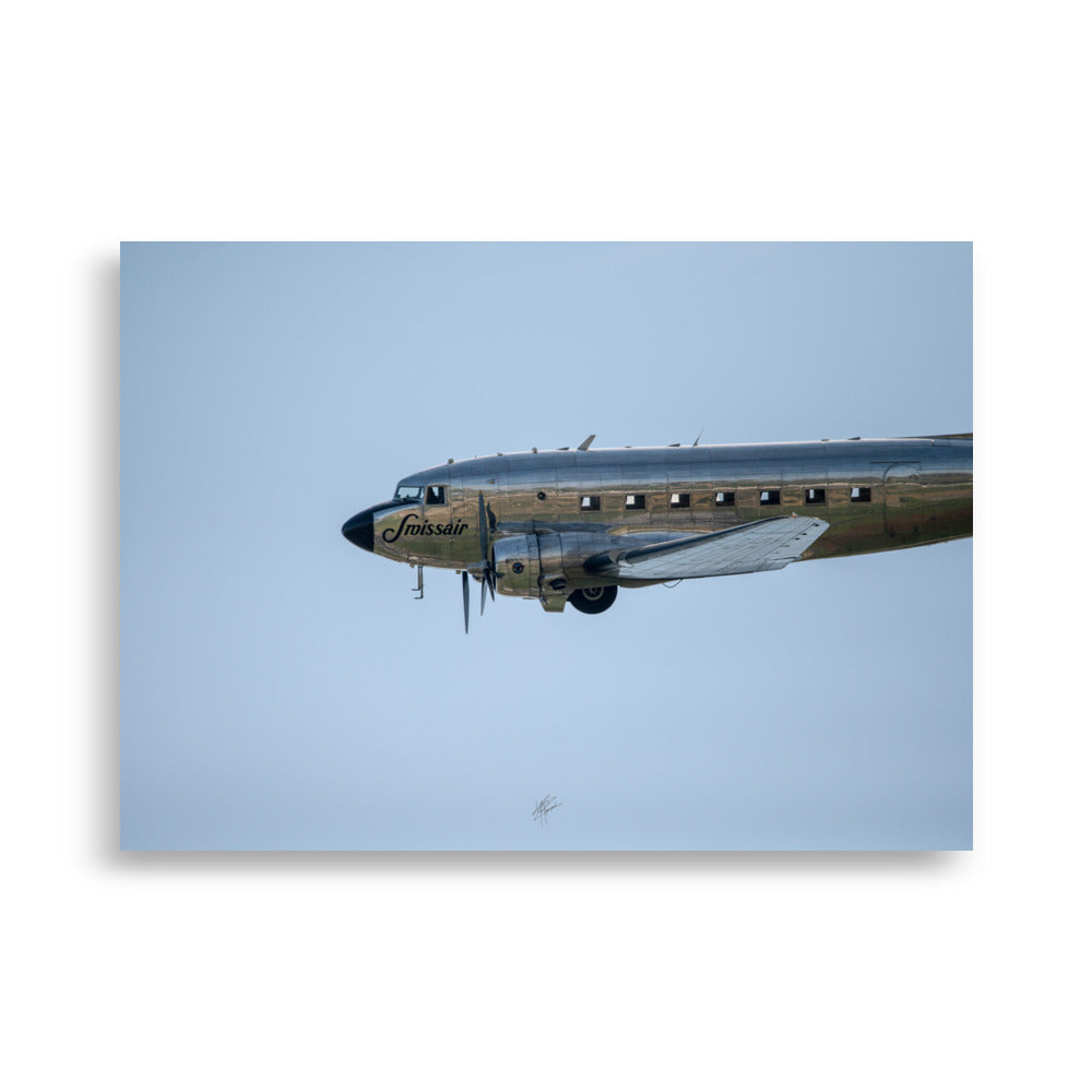 Poster vintage du Douglas DC-3 'Crossair', capturé par Yann Peccard, reflétant l'innovation et l'aventure des années 1930 avec une fidélité exceptionnelle.