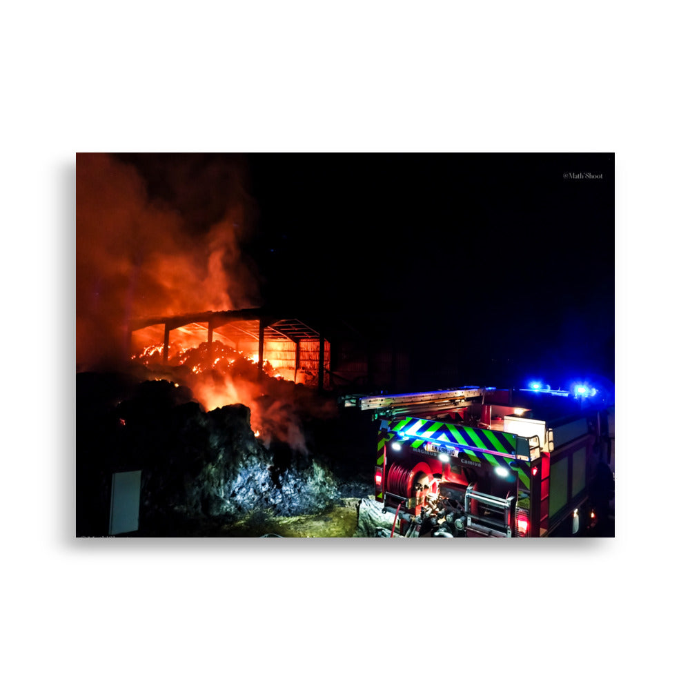 Photographie 'Feu de Grange' par Math_Shoot, dépeignant l'urgence et le courage des pompiers en action, une œuvre d'art pleine d'intensité.