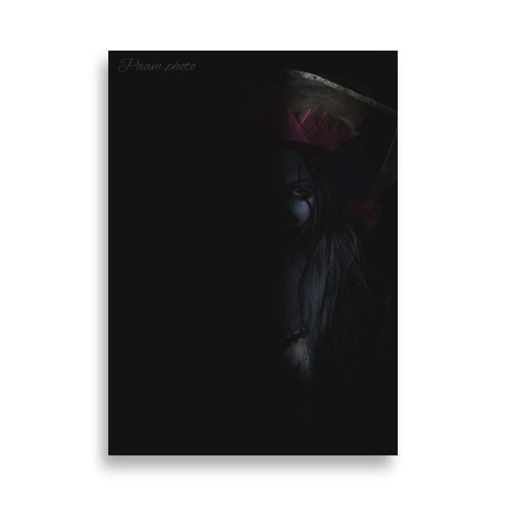 Photographie artistique 'Un Regard Clownesque dans l'Ombre' par Pamm.Photo, illustrant un clown énigmatique à moitié dans l'ombre, parfait pour ajouter une touche de mystère à tout espace.