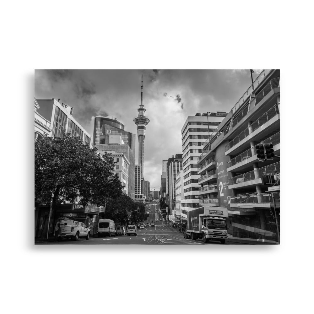 Photographie en noir et blanc de Victoria Street à Auckland, capturée par Charles Coley, mettant en avant le dynamisme et le contraste de la vie urbaine.