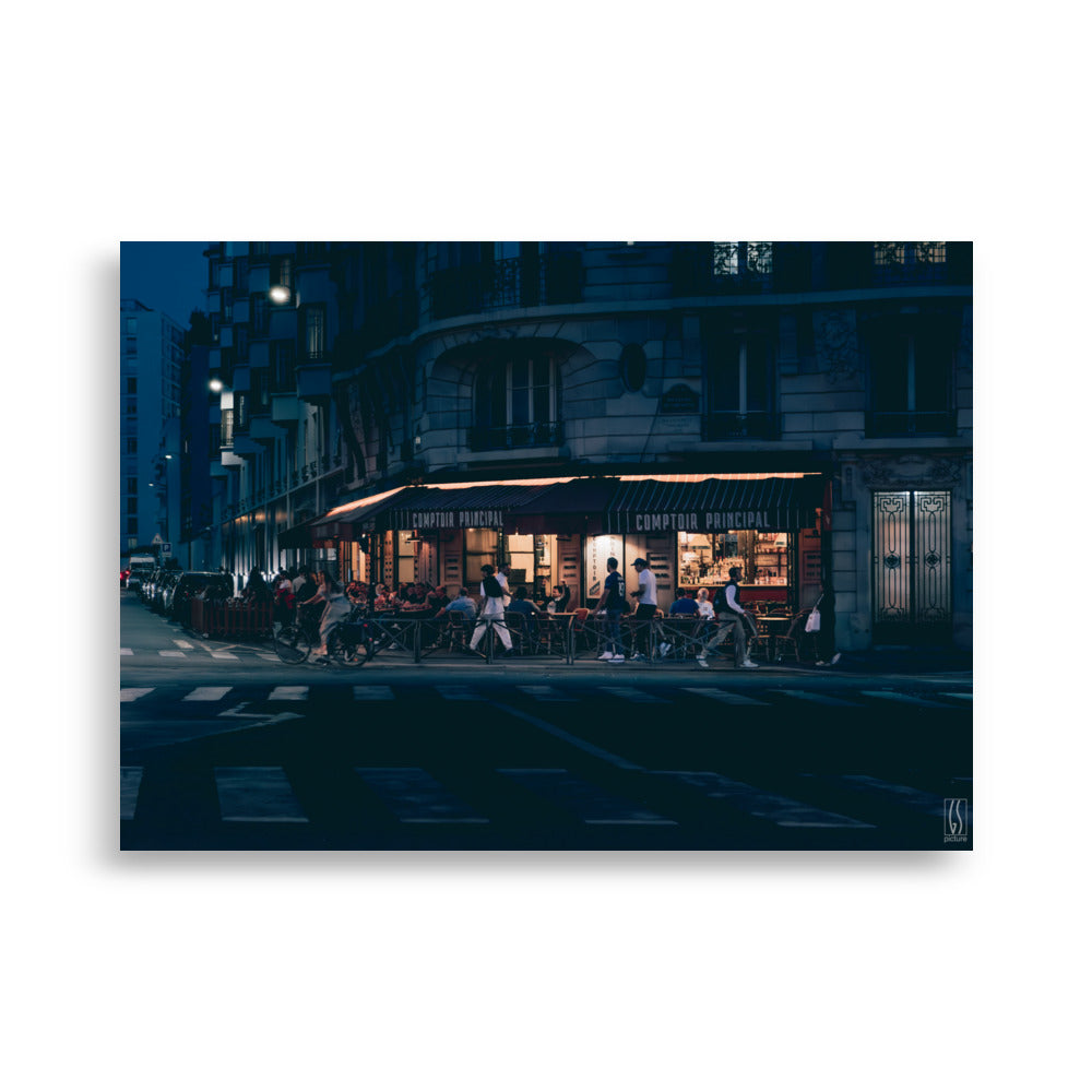 Photographie nocturne d'un café parisien animé, capturée par Galdric Sibiude, reflétant l'ambiance chaleureuse et le charme de la vie urbaine à Paris.