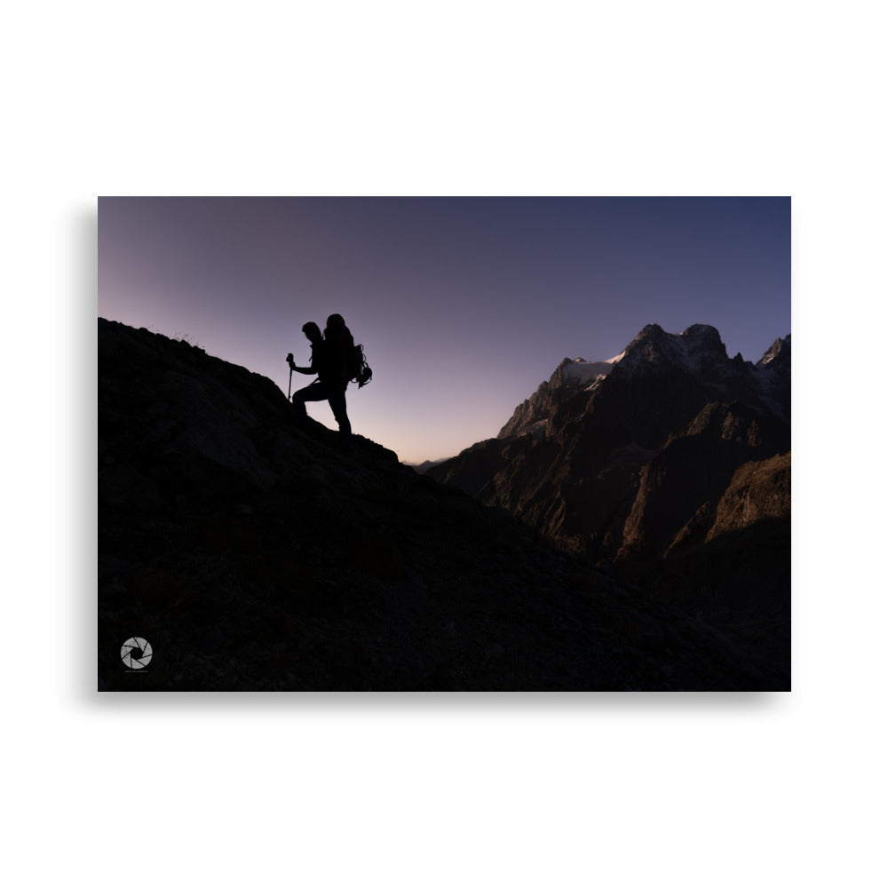 Photographie d'un randonneur progressant sur une montagne au crépuscule, capturée par Brad Explographie, illustrant la beauté et le défi de l'ascension dans un décor montagneux impressionnant.