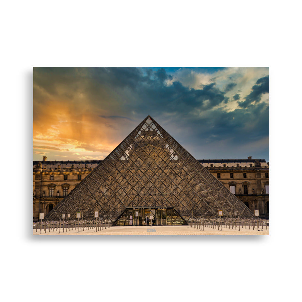 Photographie de la Pyramide du Louvre sous un ciel de crépuscule, capturée par Henock Lawson, illustrant le mélange d'architecture ancienne et moderne dans une scène urbaine envoûtante.