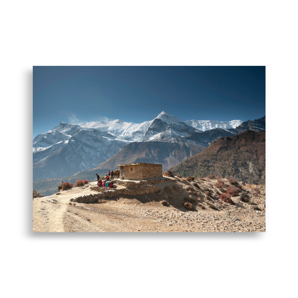 Poster "Au Seuil des Cimes" par Victor Marre, présentant des voyageurs dans l'Himalaya, idéal pour les amateurs de paysages de montagne et d'exploration.