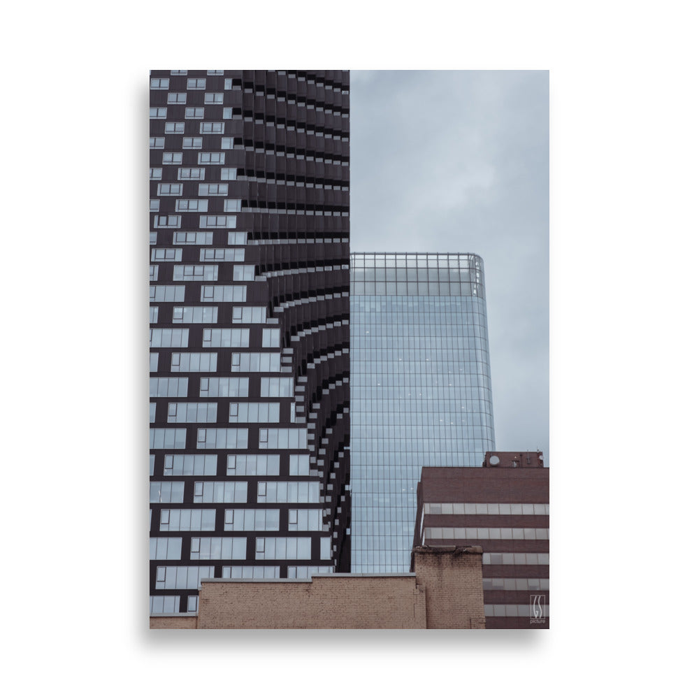 Poster "Contrastes Urbains" par Galdric Sibiude, présentant une juxtaposition saisissante dans l'architecture urbaine, idéal pour les amateurs de design moderne et de dynamique urbaine.