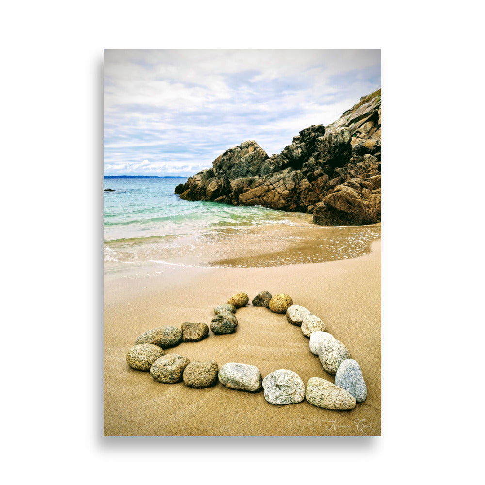 Photographie de galets arrangés en cercle sur une plage dorée, avec un océan calme en arrière-plan, par Noèmie Simonin, évoquant la tranquillité et l'harmonie naturelle.