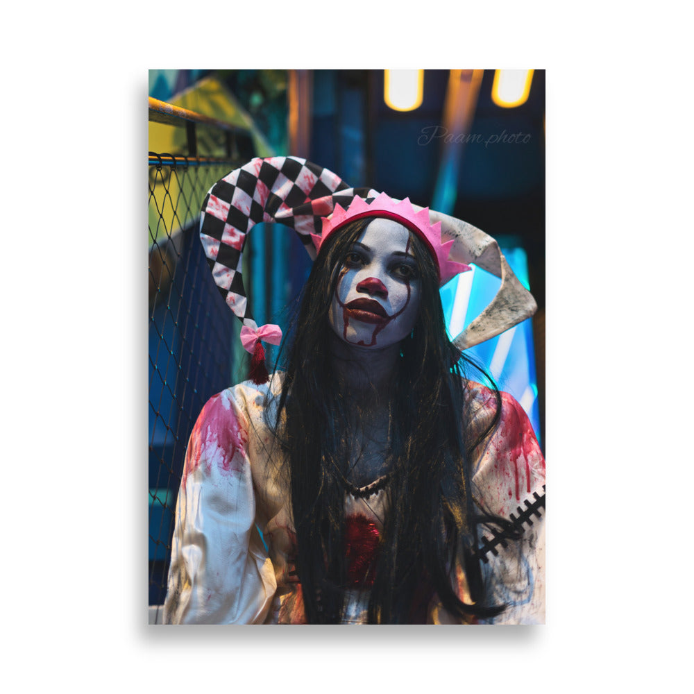 Vue artistique du poster "Mystère de Minuit" par Paam.Photo, mettant en valeur un personnage carnaval avec un maquillage expressif.