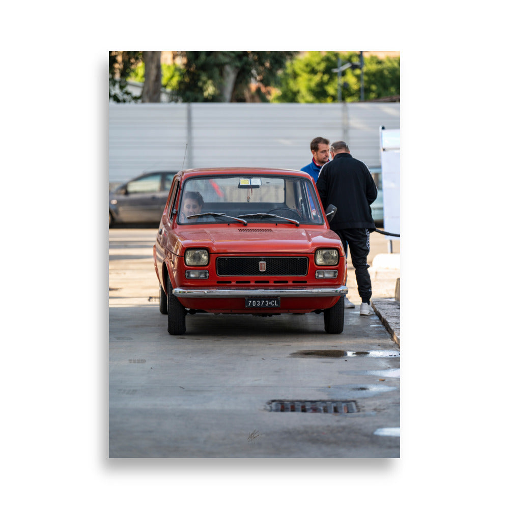 Poster "Nostalgie Urbaine" de Yann Peccard, montrant une voiture classique rouge dans une rue urbaine.