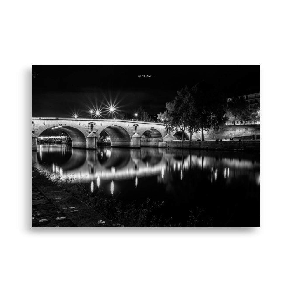 Poster en monochrome "Pont-Marie" par @JYL_PARIS, montrant le pont historique éclairé la nuit à Paris.