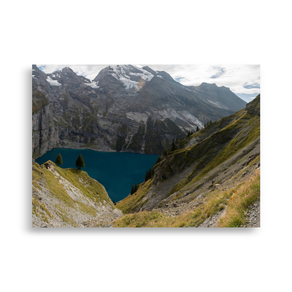 Poster artistique "Refuge d'Azur" montrant un lac de montagne paisible, encadré par des sommets majestueux.
