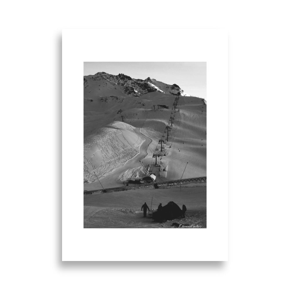 Poster "Madelaine" par Etienne Vacher, montrant une scène hivernale à Val d'Isère en noir et blanc, parfaite pour les amateurs de ski.