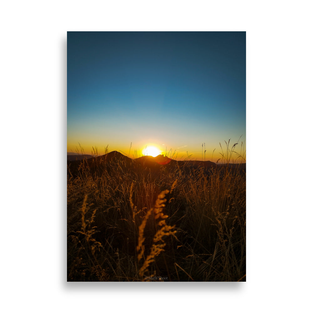 Poster "Coucher de Soleil" par @Math_shoot, illustrant un paysage apaisant avec le soleil couchant illuminant les herbes.