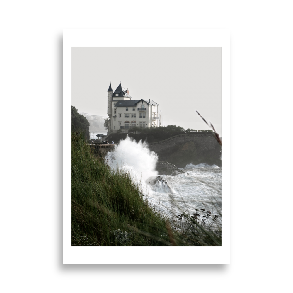Poster "Marée Montante" par Véronique Botella, représentant un château côtier face à un océan déchaîné.