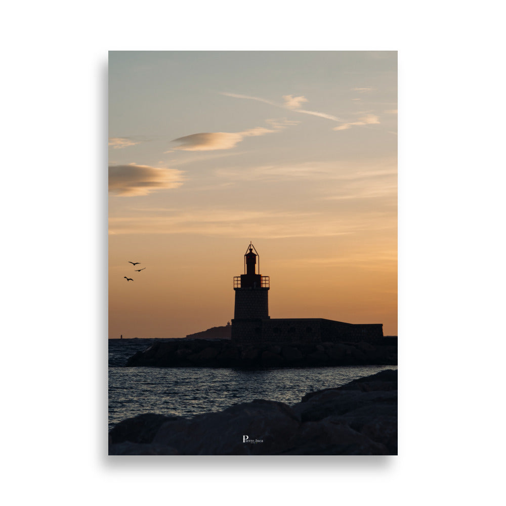 Photographie du coucher de soleil avec un phare en bord de mer à sanary sur mer en france