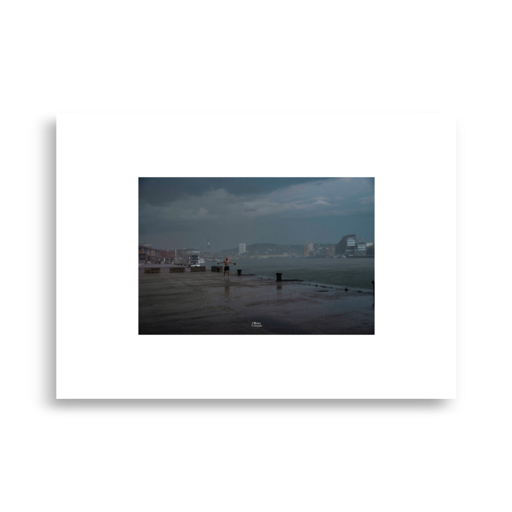 Photographie de rue à Rouen par Olivier cosson, un joggeur sous la pluie qui cri victoire