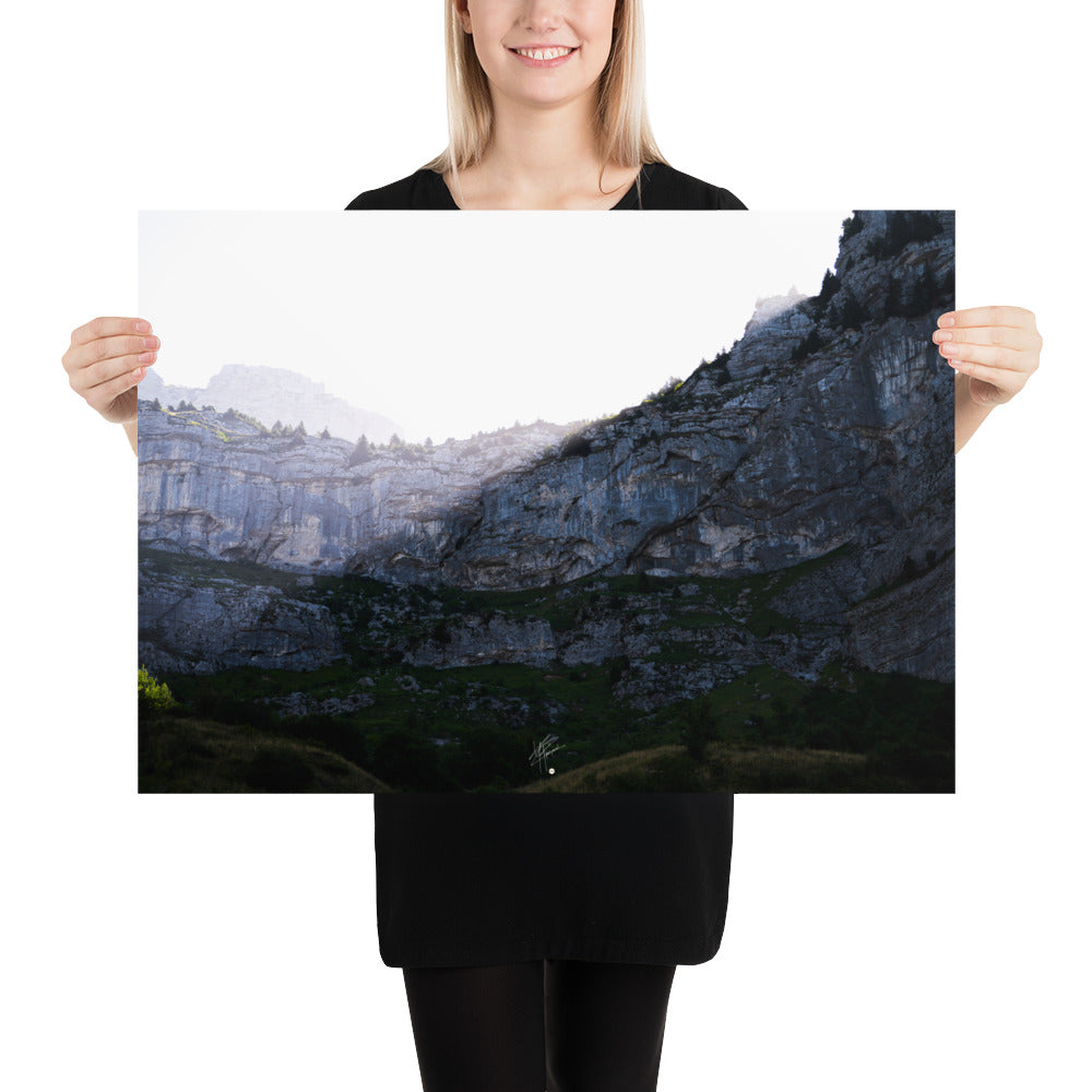 Photographie saisissante du Massif de la Tournette, capturant le moment où les premiers rayons du soleil éclairent la partie supérieure de la montagne et où l'ombre reste en bas.