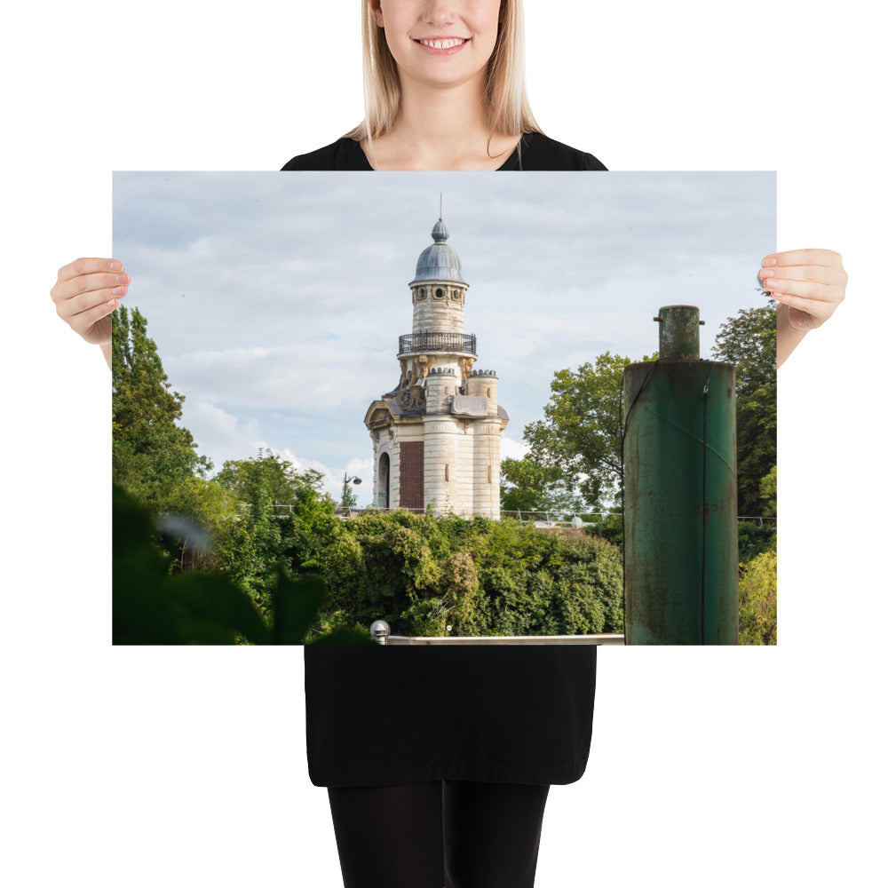 Photographie du poster 'La pompe-à-feu du château de Bagatelle', capture d'une pièce d'architecture antique dans un cadre historique.