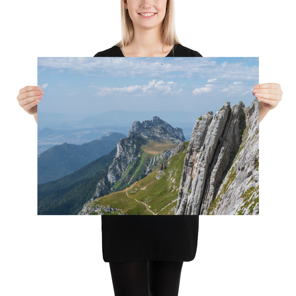 Vue panoramique du poster 'La Tournette N04', présentant un sentier de haute montagne et le lac d'Annecy en Haute-Savoie.