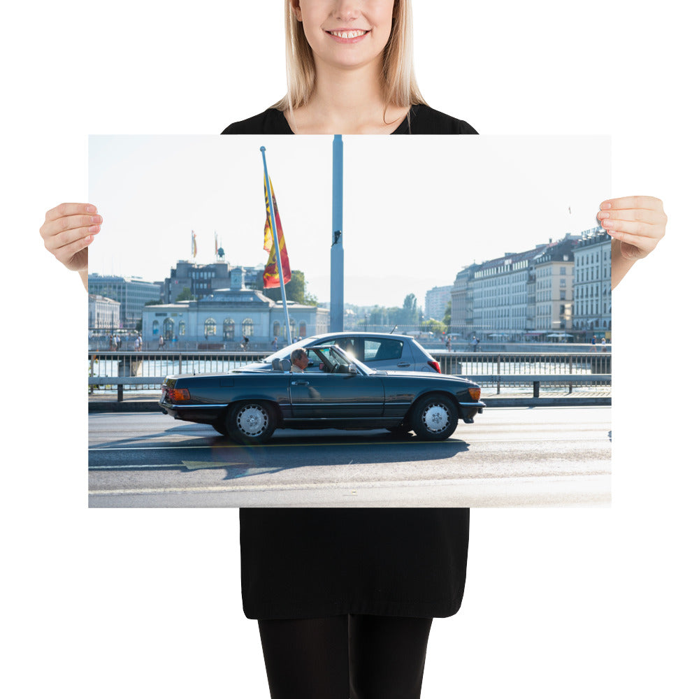 Poster photographique 'Mercedes Benz 300 SL', montrant la voiture classique dans une mise en scène de rue élégante.