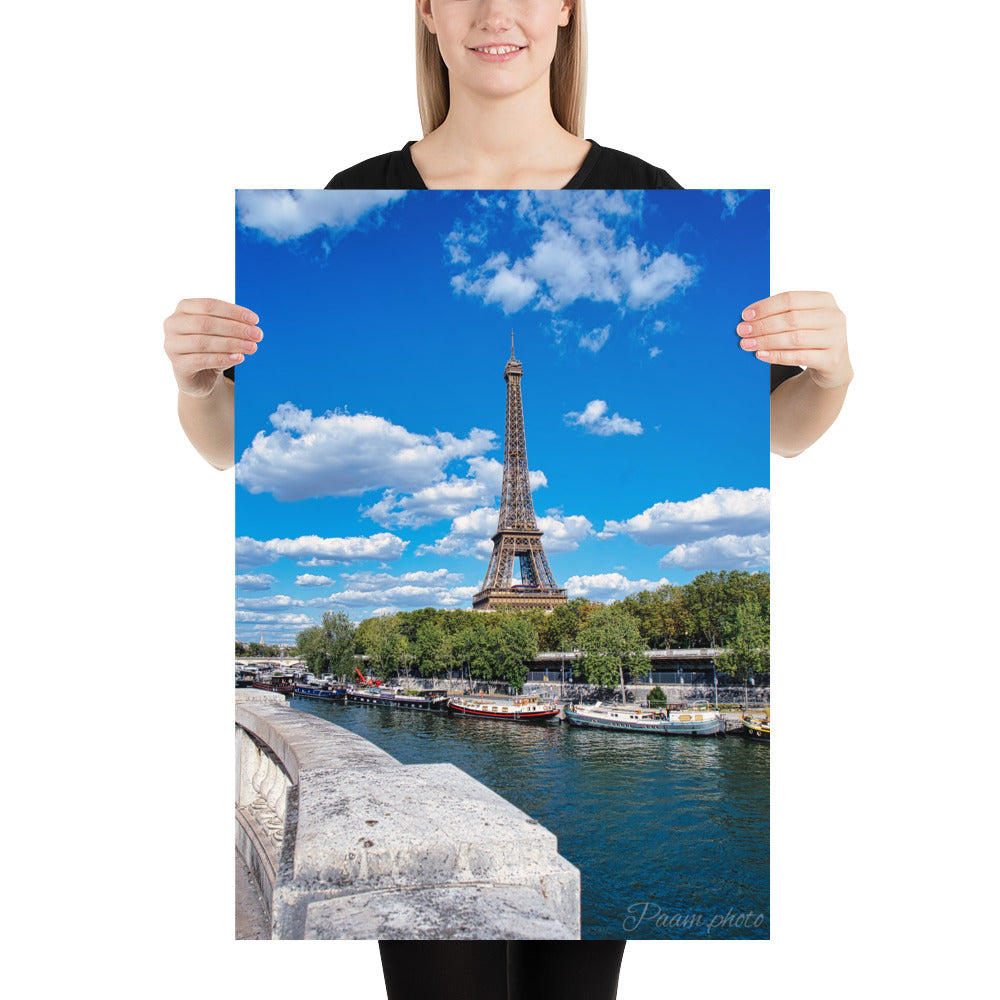 Vue panoramique de la Tour Eiffel et des péniches sur la Seine, sous un ciel bleu nuageux – une œuvre signée Antony Porlier.