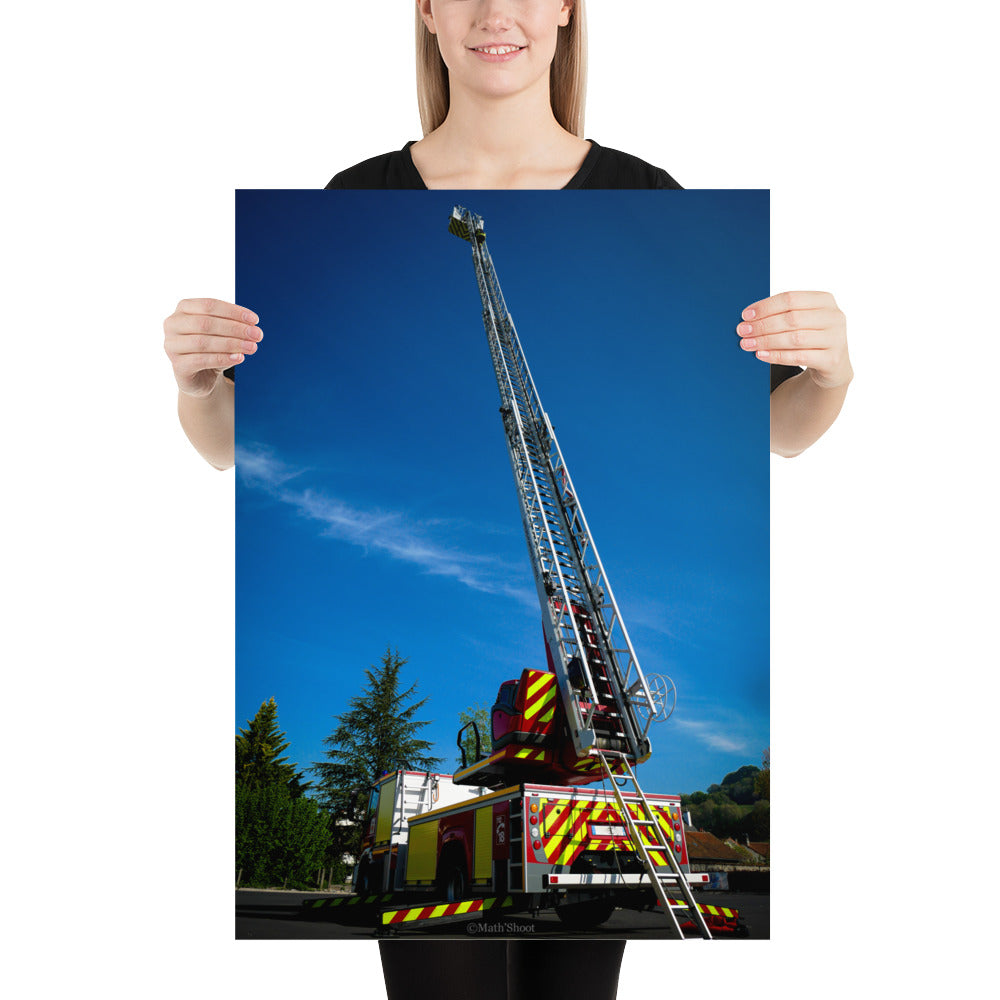 Image du poster 'Droit au ciel' montrant un camion de pompiers avec son échelle étendue vers le ciel, capturée par Math Shoot Fr, symbolisant le courage et le dévouement des sauveteurs.