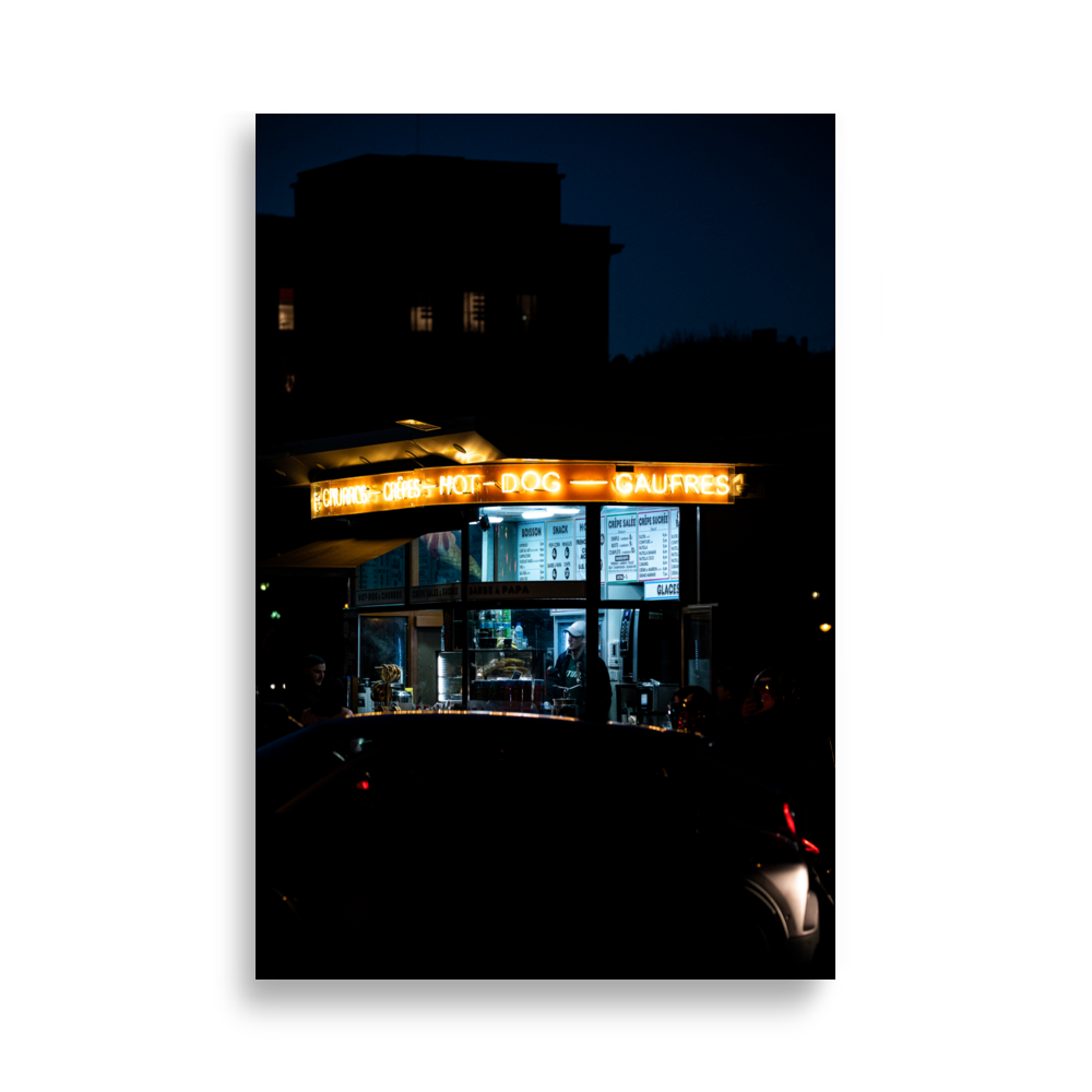 Poster - Kiosque N01 – Photographie de rue en pleine nuit à Paris – De la photographie murale et des posters unique au monde. La boutique de posters créée par Yann Peccard un Photographe français.