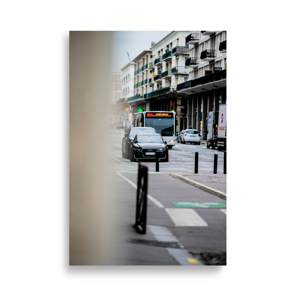 Poster d'une Audi RS3 noire stationnée dans une rue du Havre