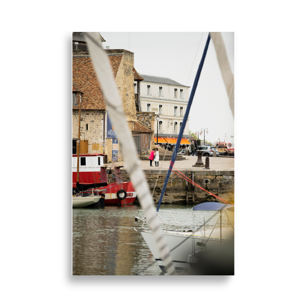 Poster de photographie de rue à Honfleur, deux touristes colorées admirant une photographie près du port de plaisance.