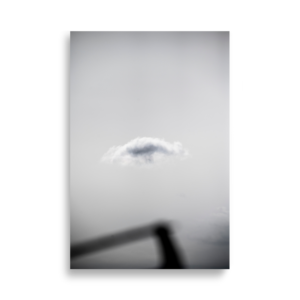 Poster de photographie d'un nuage blanc solitaire dans un ciel gris.