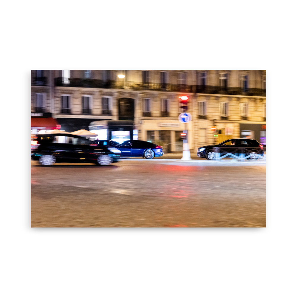 Poster d'une photographie de nuit d'une Porsche Panamera bleue roulant dans les rues de Paris.