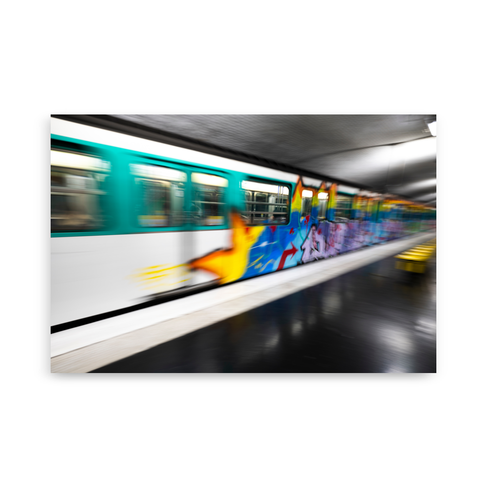 Affiche de photographie d'art représentant une rame de métro parisien taguée et en mouvement