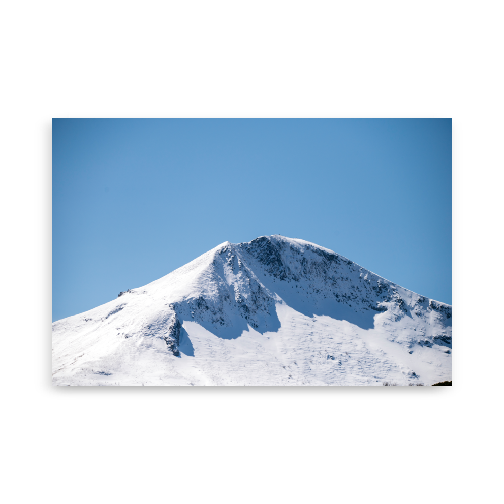 Poster des montagnes du Cantal enneigées sous un ciel dégagé, symbole de sérénité et de beauté naturelle