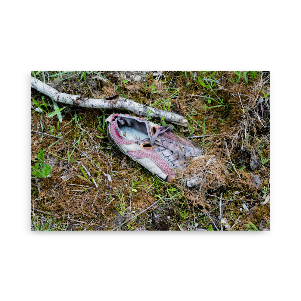 Poster Intrus N02, photographie d'une chaussure perdue en forêt pour rappeler la responsabilité environnementale.