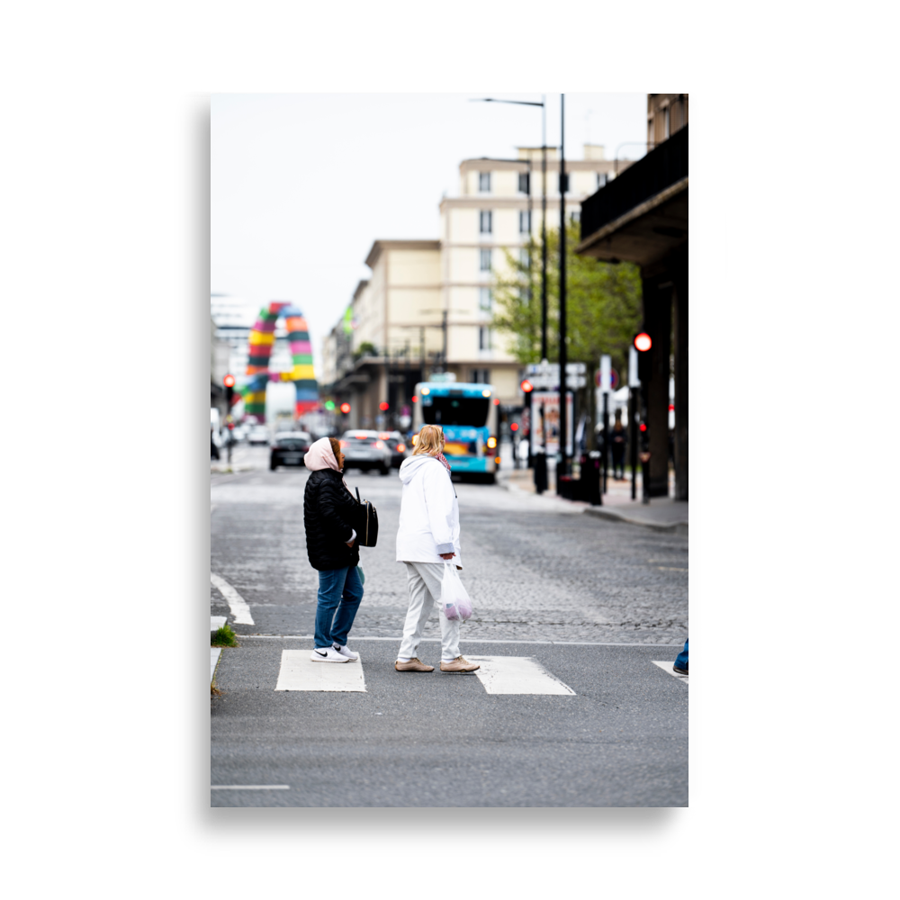 Poster de photographie de rue montrant deux touristes traversant une rue du Havre, avec la sculpture "Catene de containers" en arrière-plan.