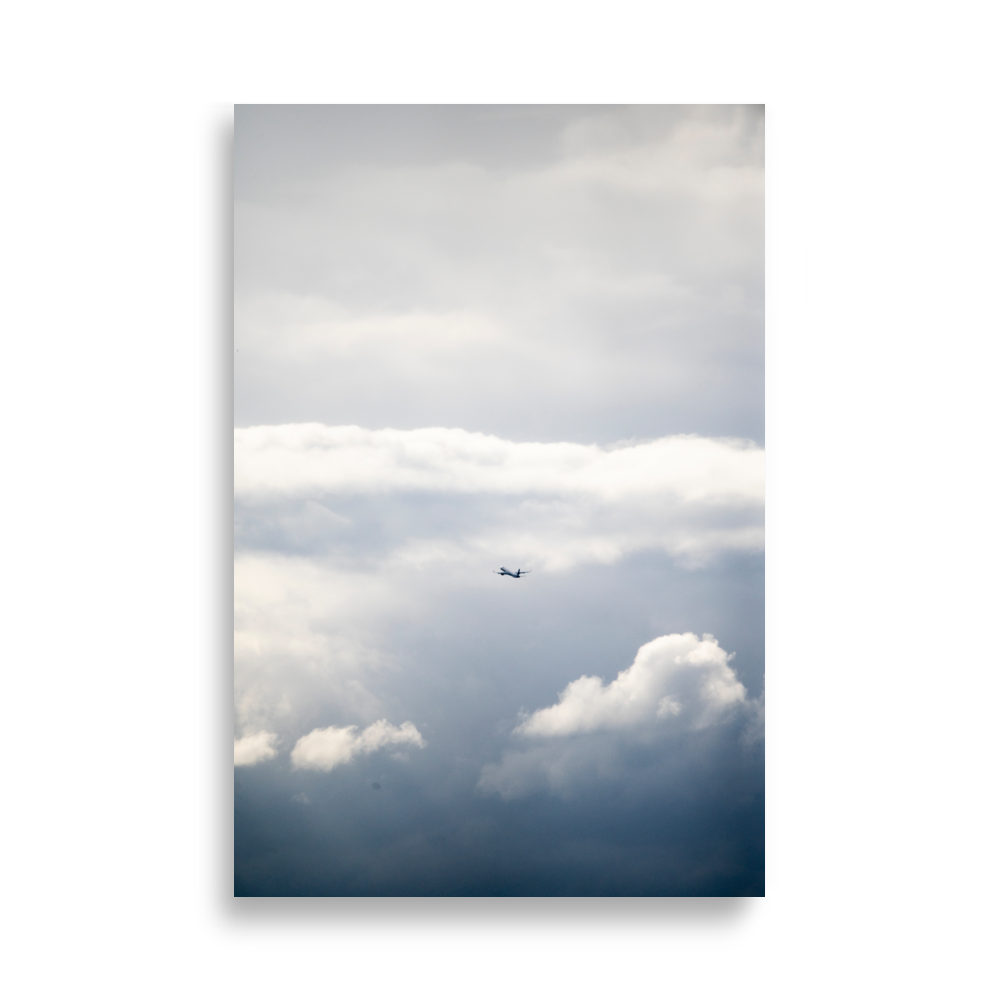 Photographie d'un avion volant dans des nuages lumineux.