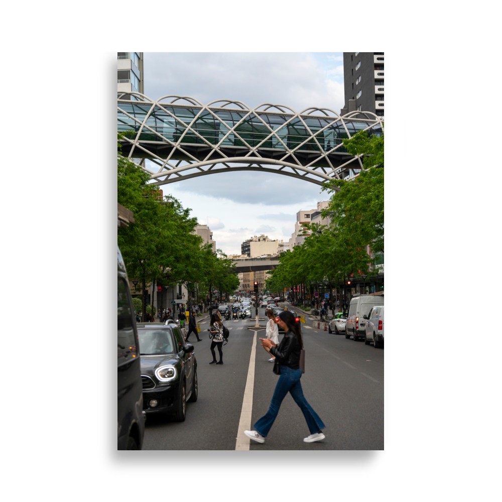 Photographie de rue au centre commercial Beaugrenelle à Paris, montrant une passerelle et des personnes traversant la rue.