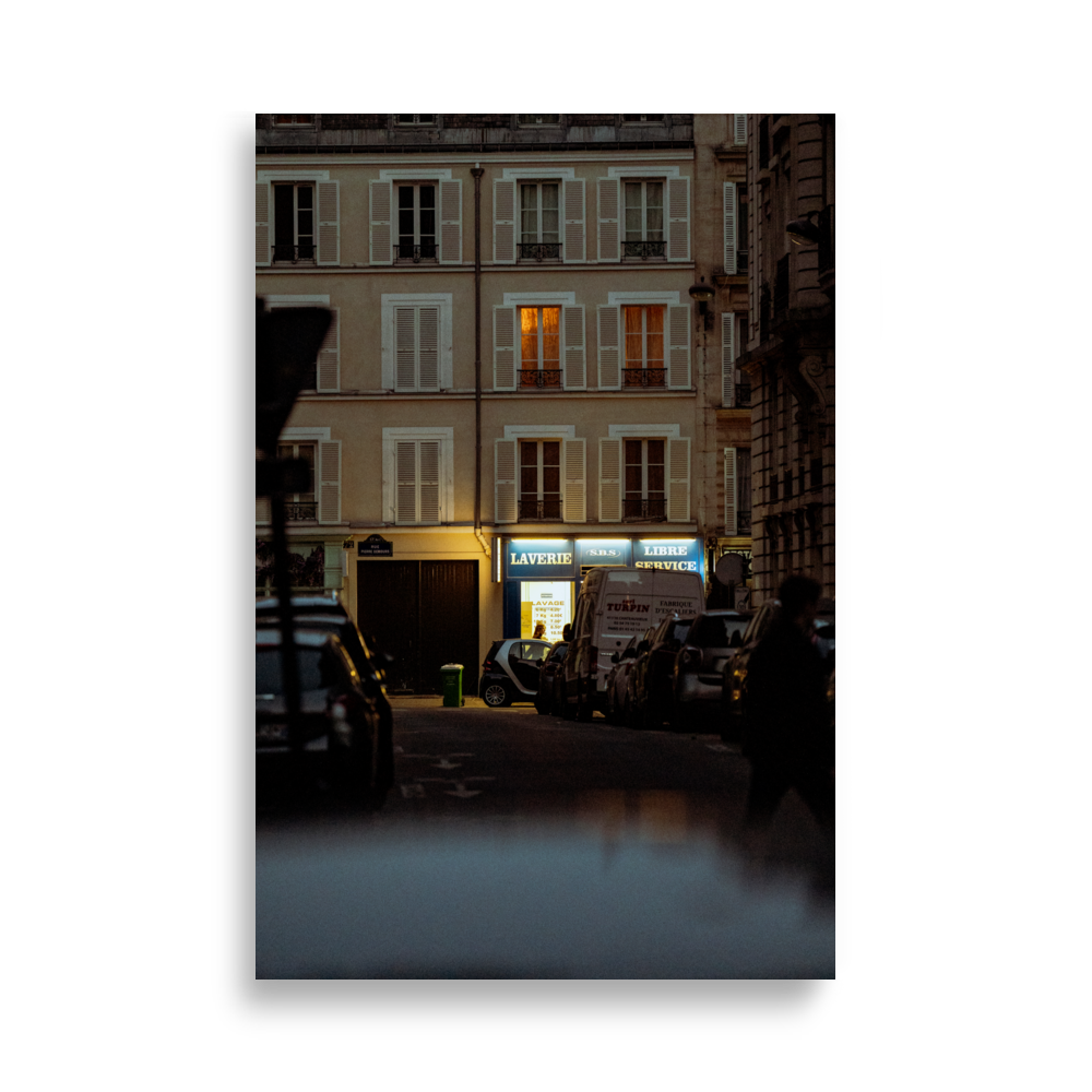 Photographie de nuit d'une laverie à Paris.
