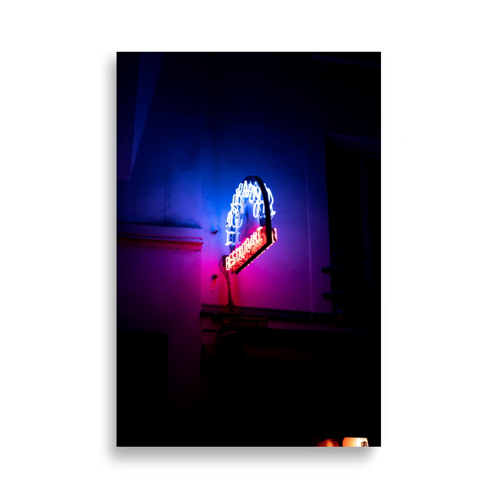 Enseigne néon bleu-rouge d'un restaurant à Paris, la nuit.