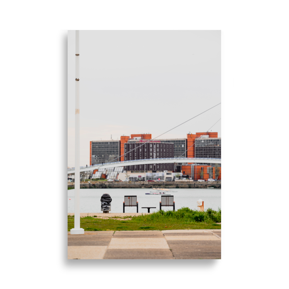 La passerelle du bassin du commerce au Havre, avec deux chaises d'extérieur face à l'eau.