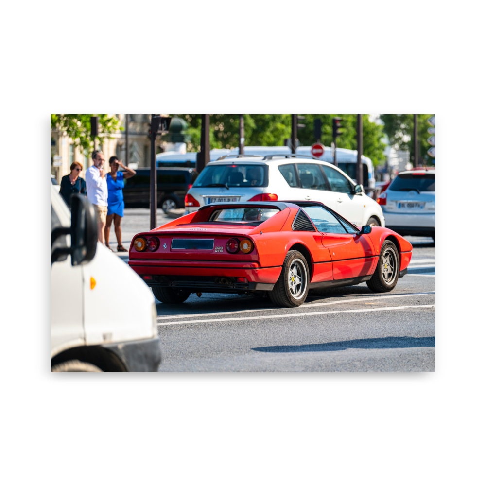 Ferrari 328 GTS dans une rue de Paris.