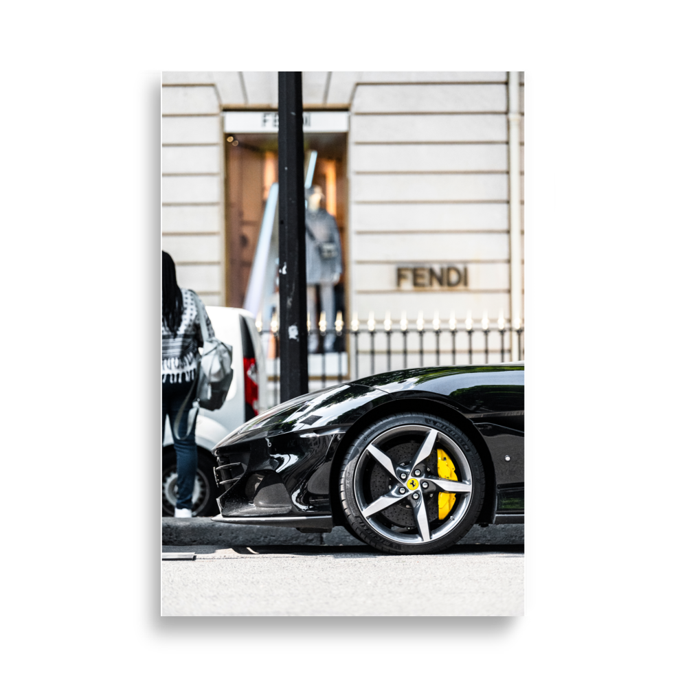 Poster de la photographie "Ferrari Portofino", mettant en avant une Ferrari Portofino devant l'enseigne Fendi.