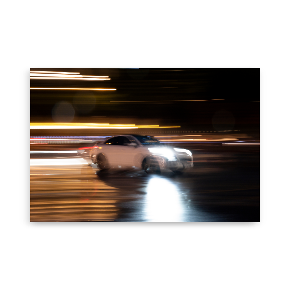Poster de la photographie "Porsche Cayenne N02", capturant une Porsche Cayenne blanche en pleine course nocturne.