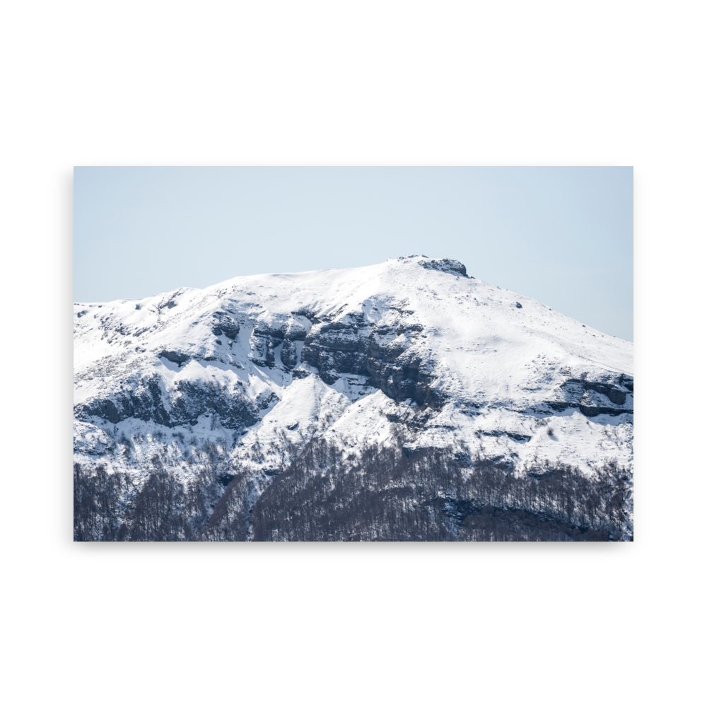 Poster de photographie des montagnes enneigées du Cantal, offrant un paysage hivernal spectaculaire.